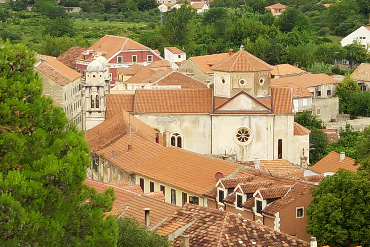 Pogled na crkvu sa tvrđave