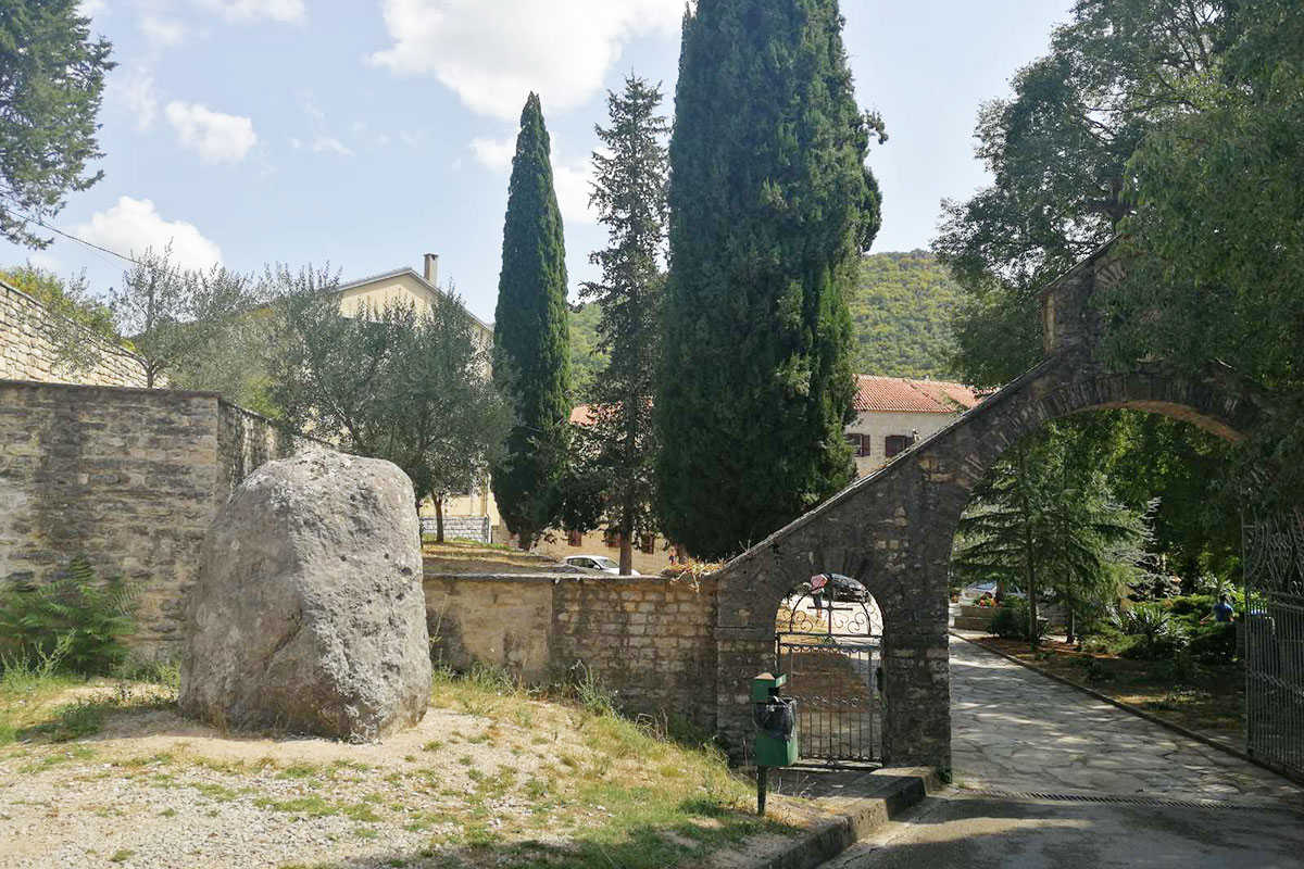 Ulaz u dvorište manastira Krke